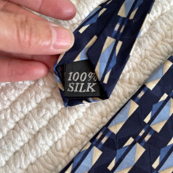 Evan Picone 100% Silk Blue Geometric Necktie 57 inch Length - Picture 4 of 5